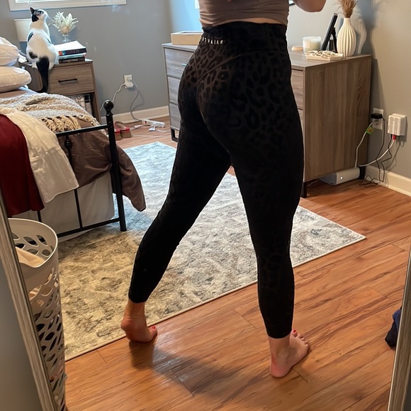Vitality/Balance velvet cheetah leggings - Picture 4 of 6